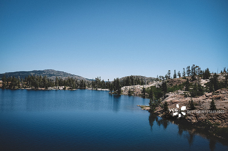 阳光明媚的夏日塞拉高湖风光图片素材