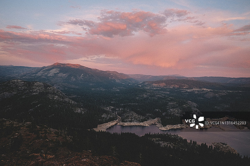 斯伯丁湖的日落景色，粉色云彩和柔和的光线图片素材