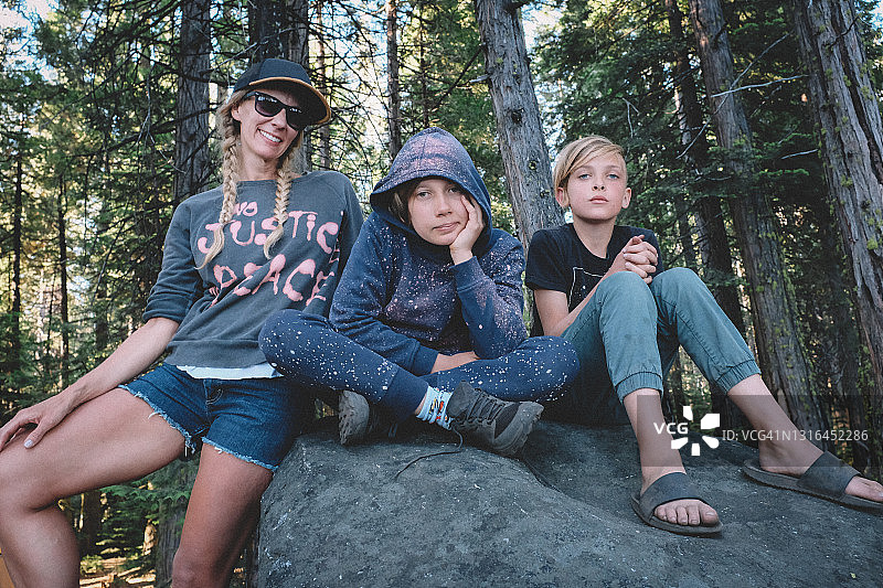 母亲和儿子们在仲夏的树林里合影图片素材