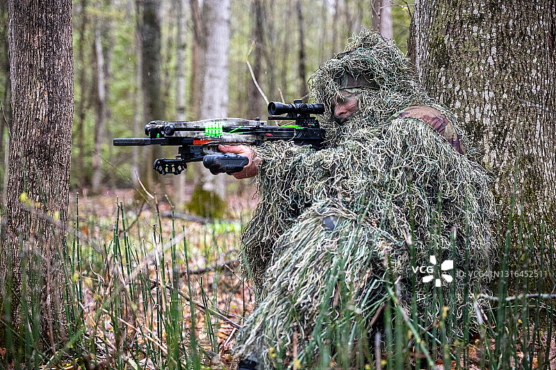 林中猎人图片素材