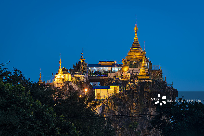 缅甸垒固东枝明加拉山上东奎宝塔夜景图片素材