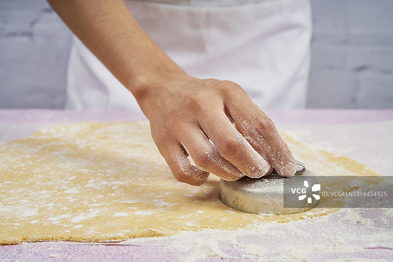 用模具切割玉米淀粉夹心饼干图片素材