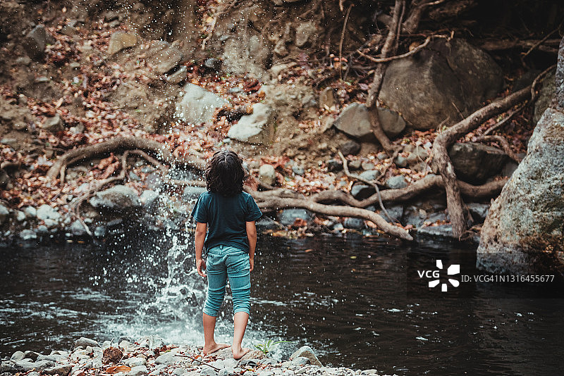 儿童在河岸边玩耍图片素材