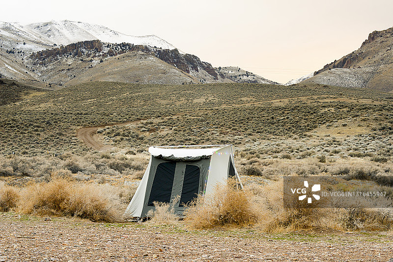 俄勒冈沙漠中的帆布帐篷图片素材