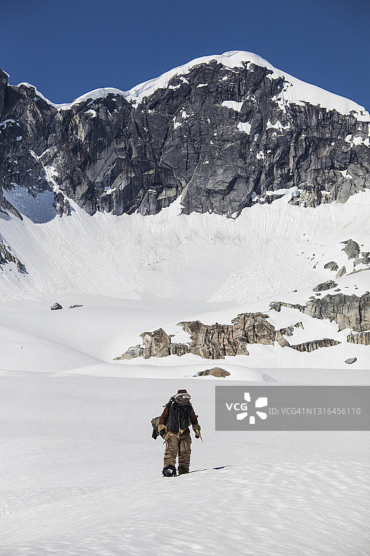 加拿大山区地形的土著猎人图片素材