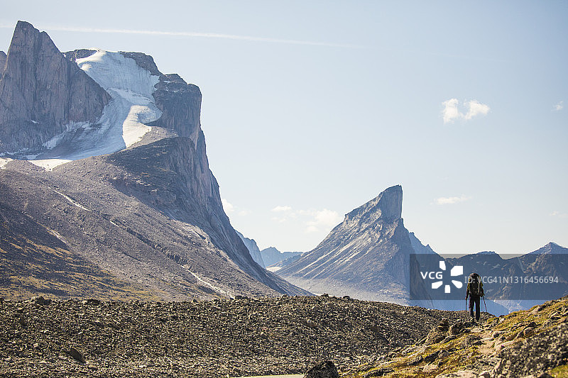 徒步旅行者在山脉下方的后视图图片素材