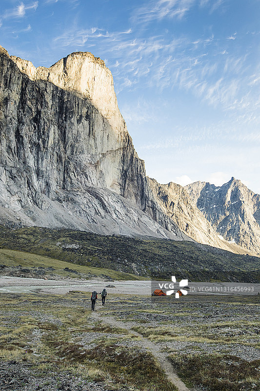 在巴芬岛索尔山下接近紧急避难所的背包客图片素材