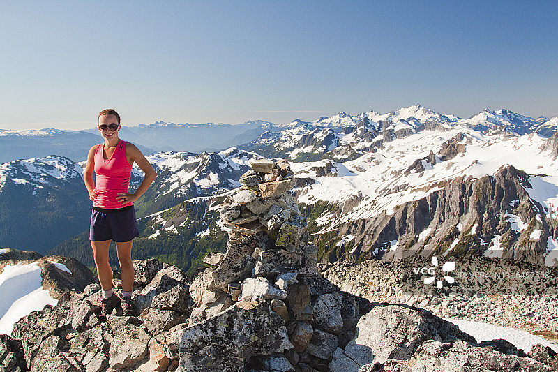 一位有魅力的女越野跑者在加拿大山顶的肖像图片素材