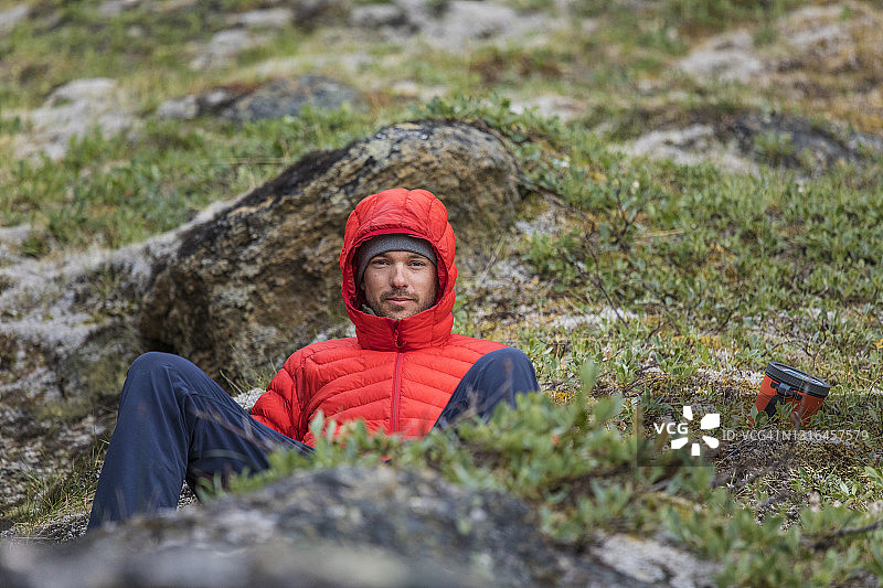 身穿红色羽绒服的登山者肖像图片素材