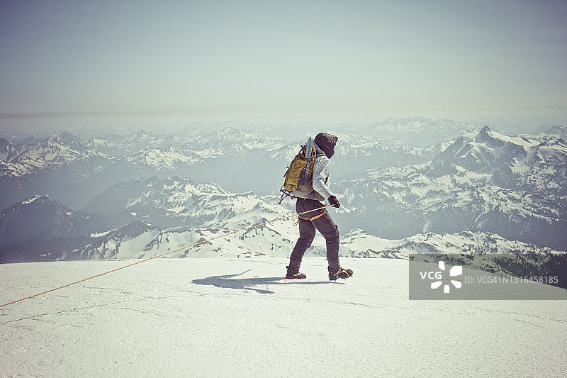 登山者探索贝克山顶峰，华盛顿州，美国图片素材