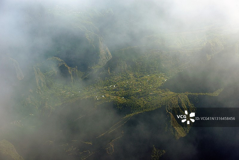 留尼汪岛：从迈多的瞭望台看马法特冰斗图片素材