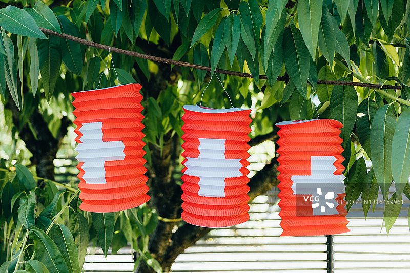 用纸灯笼庆祝8月1日瑞士国庆节图片素材