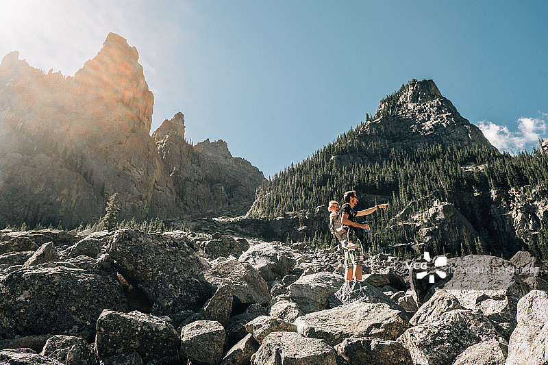 父亲用背带带着小女儿徒步旅行图片素材