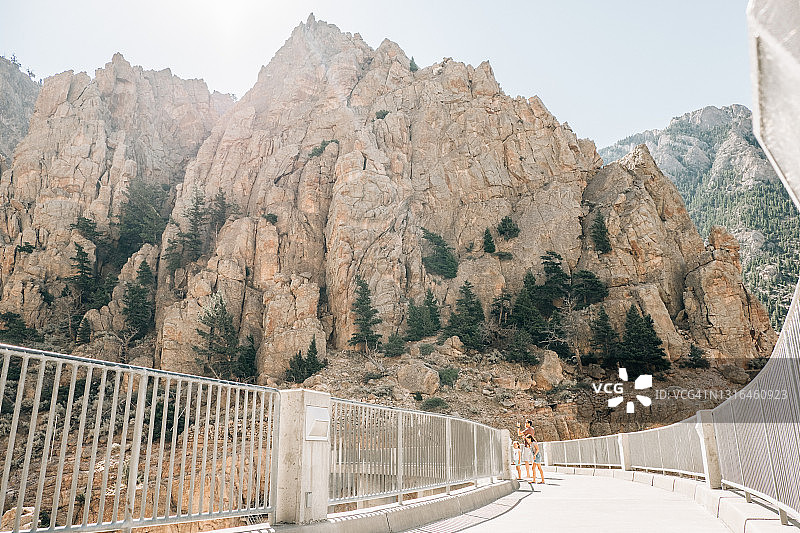 在科迪的布法罗比尔水坝游玩的家庭，怀俄明州图片素材