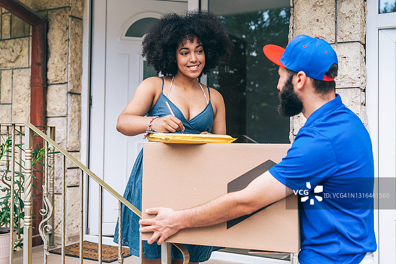非洲女人接收送货上门服务图片素材