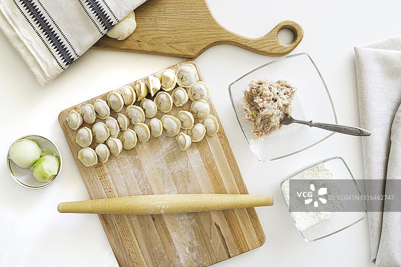 木板上的自制饺子图片素材