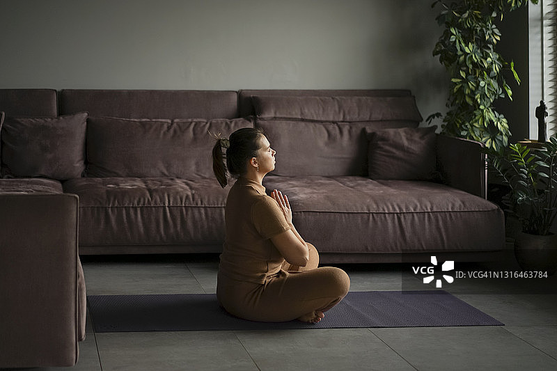 在家练习瑜伽的自信女性图片素材