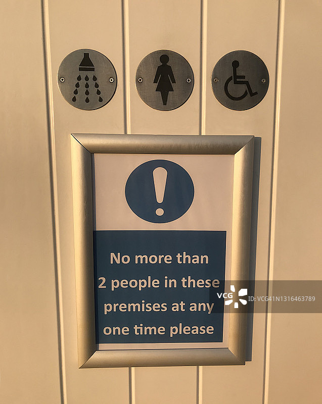 带疫情限制的卫生间和淋浴设施门上的标志图片素材
