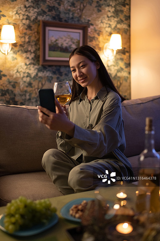 亚洲女性进行在线约会图片素材