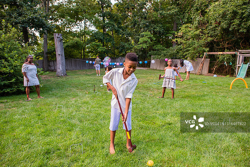 草坪派对上玩板球的孩子们图片素材