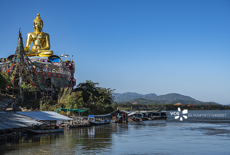 金三角湄公河上的金色佛像图片素材