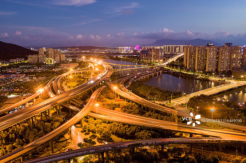城市高架桥在街灯照耀下的全景航拍图片素材