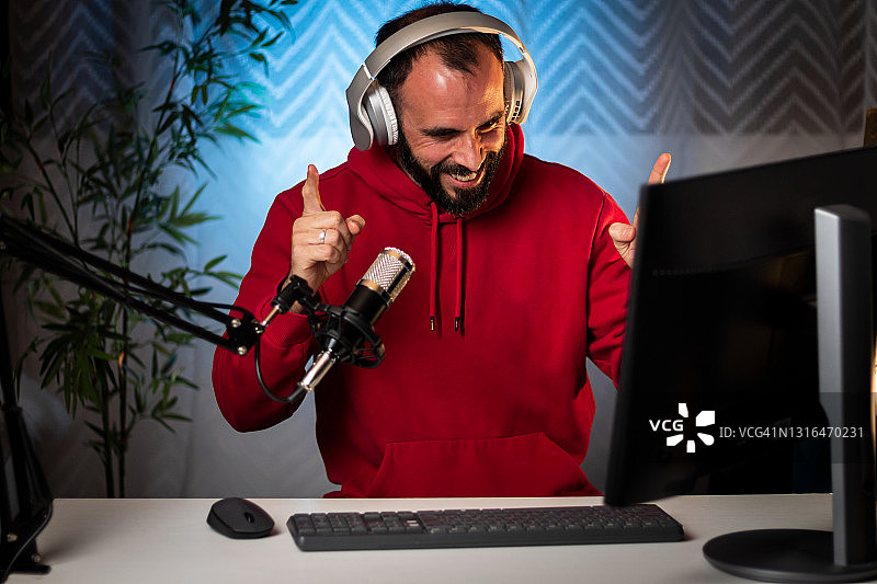 内容创作者戴着耳机和麦克风在线直播节目图片素材