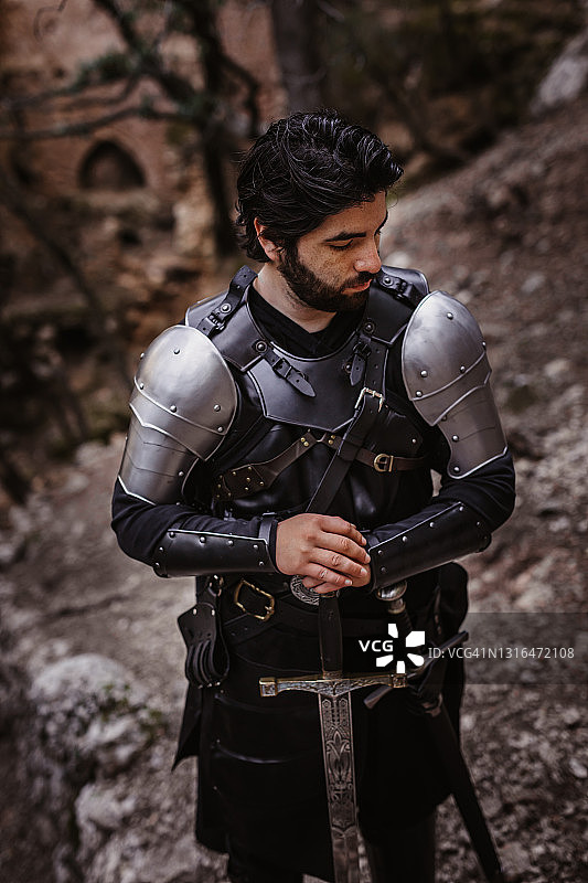 黑暗森林中持剑的黑人武士图片素材