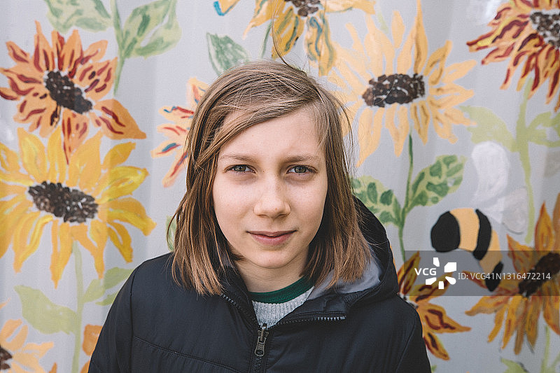 男孩与蜜蜂和鲜花的彩色面部特写图片素材