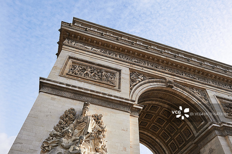 阳光明媚的巴黎凯旋门图片素材