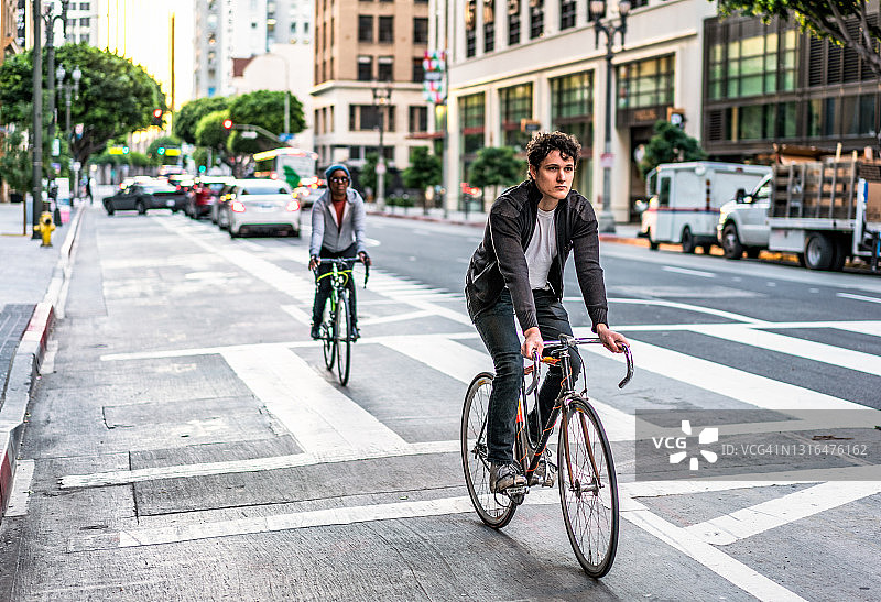 在洛杉矶使用自行车道图片素材