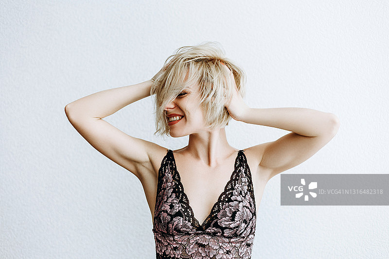 留着浅色短发的年轻女子肖像照图片素材