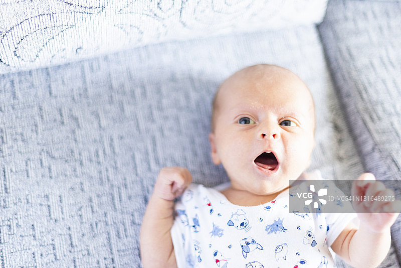 新生儿的哭喊图片素材