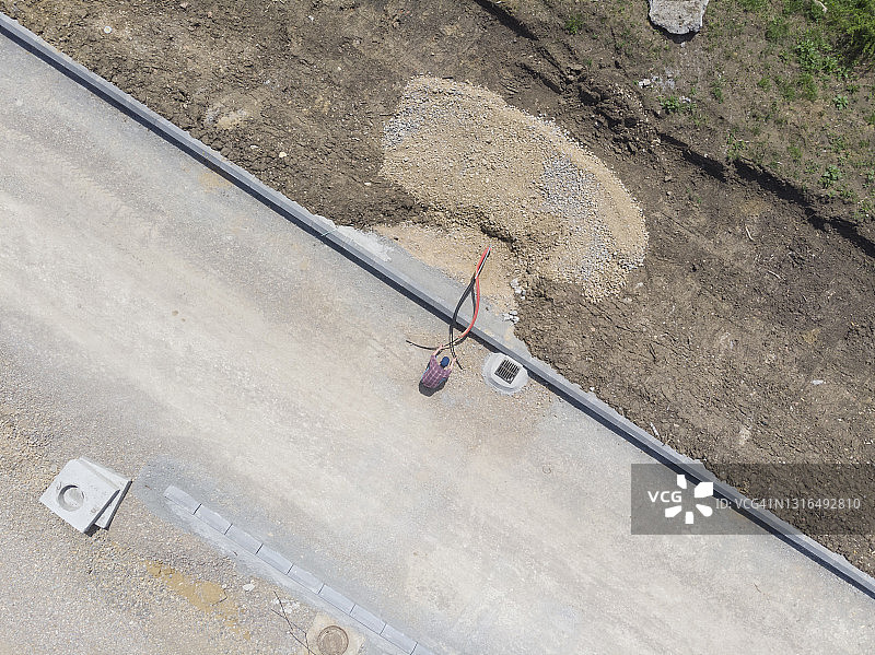 道路建设：工人在地下设施施工图片素材