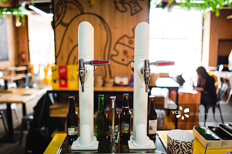 餐厅内部的啤酒龙头图片素材