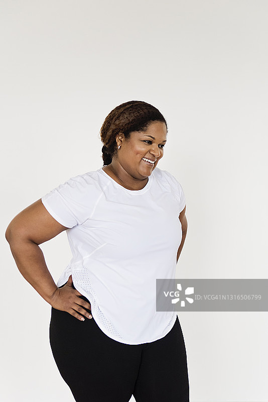 白色背景下的中年妇女运动装肖像图片素材