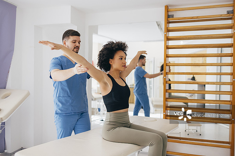 非裔美国女人坐在床上接受身体检查图片素材