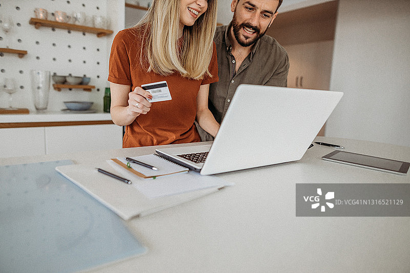 在厨房里幸福相爱的夫妇图片素材