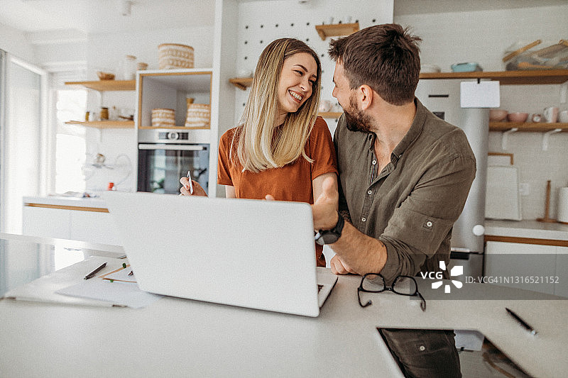 在厨房里幸福相爱的夫妇图片素材
