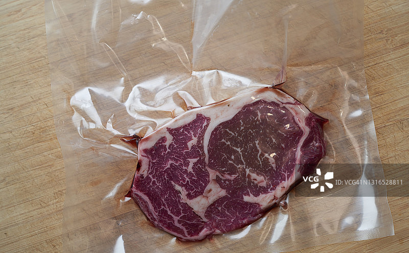 真空包装肉眼牛排图片素材