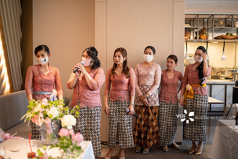 亚洲伴娘在婚礼招待会上致辞图片素材