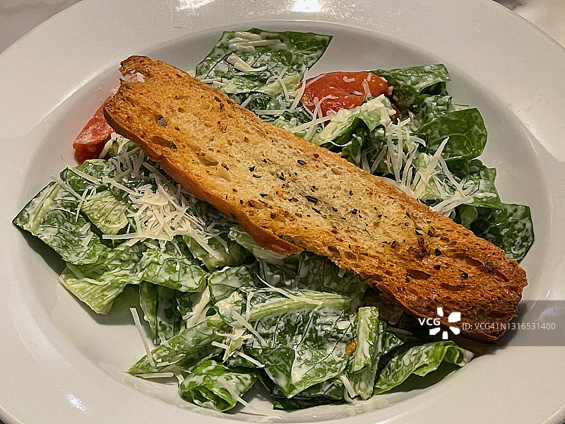 含罗马生菜、新鲜番茄和帕尔马干酪的凯撒沙拉图片素材