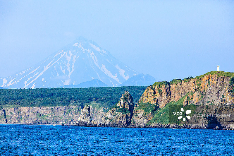 堪察加半岛阿瓦查湾的维柳钦斯基火山景色图片素材