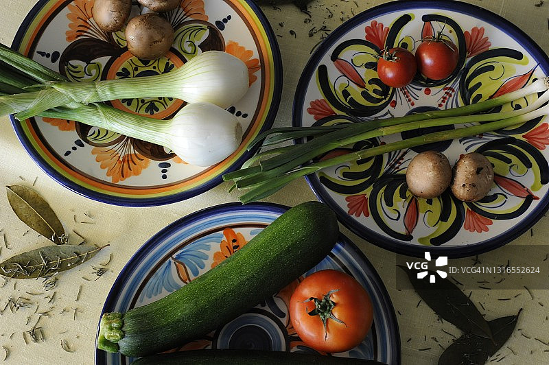 装饰陶瓷盘中的蔬菜和蘑菇图片素材