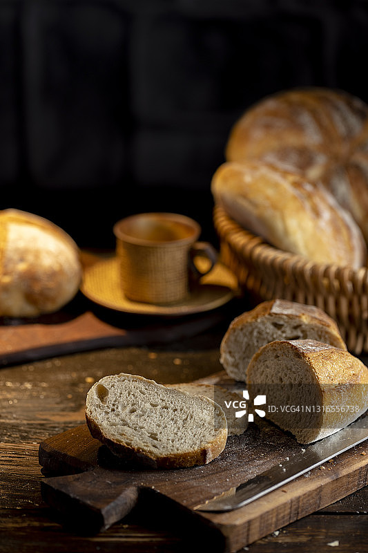 手工面包：黑麦酸面包图片素材