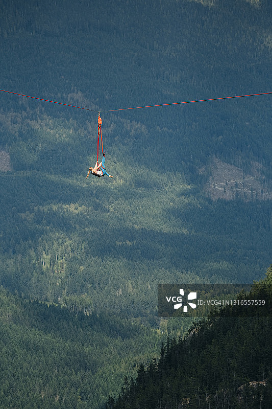 高空绸吊表演者图片素材