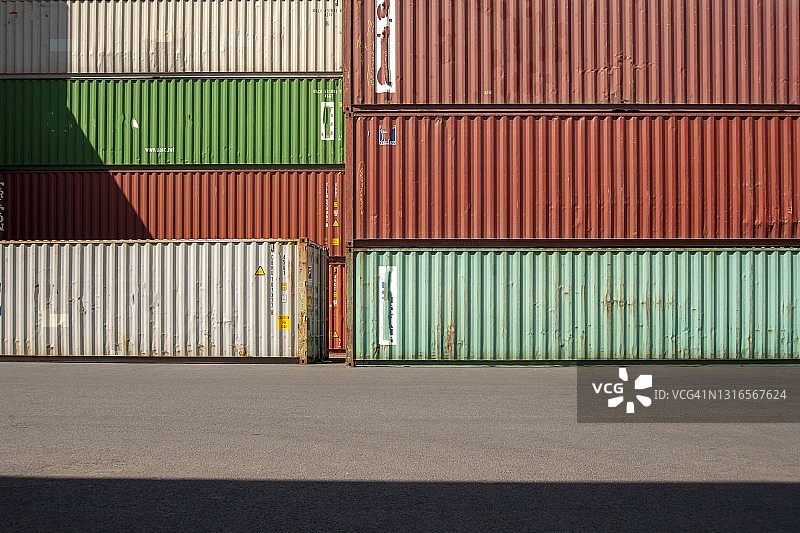 港口彩色运输箱图片素材