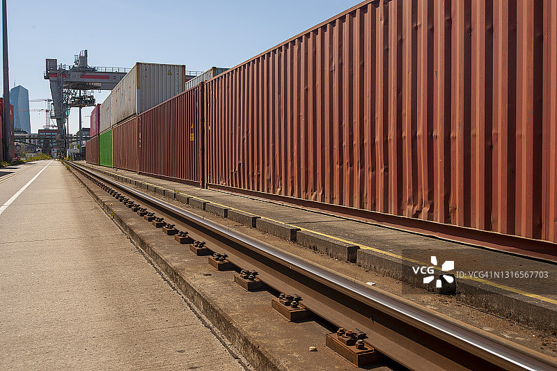 港口彩色运输箱图片素材