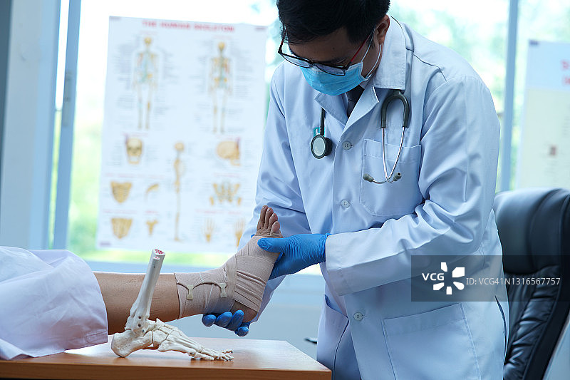 医生和病人：膝盖腿部检查图片素材