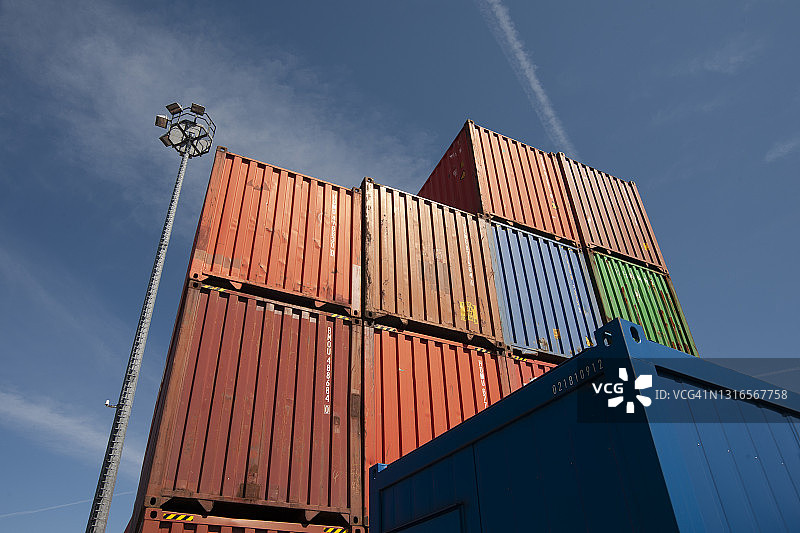 港口彩色运输箱图片素材